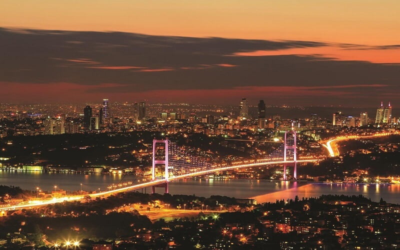بام استانبول در شب 