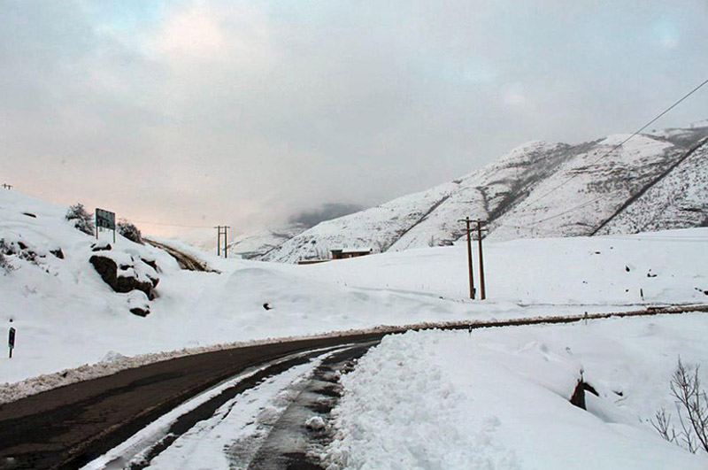 جاده شمشک در زمستان پوشیده از برف