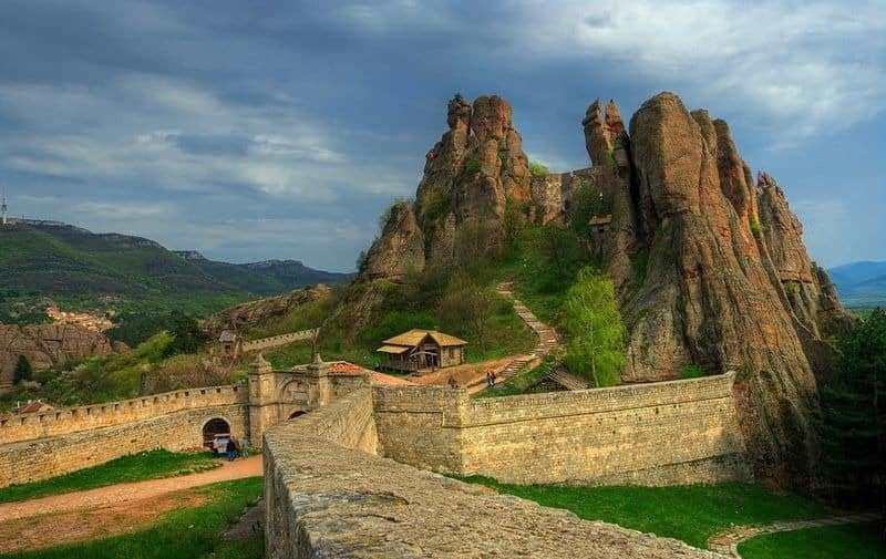 قلعه بلوگرادچیک در کنار صخره های بزرگ