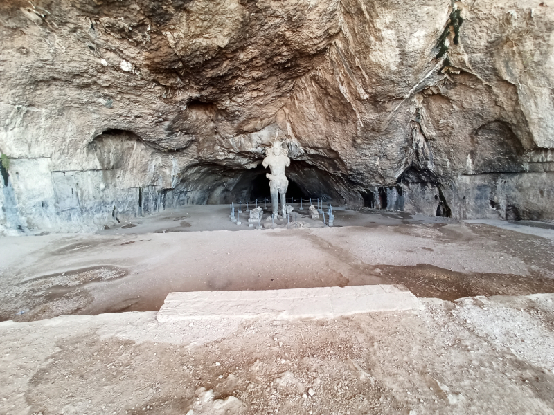 غار شاپور در تنگ چوگان