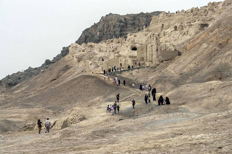 گردشگران در حال صعود به کوه اوشیدا و قلعه چهل دختران سیستان