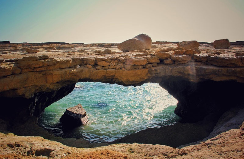 غار صخره ای خلیج پزم تیاب با چشم انداز دریا