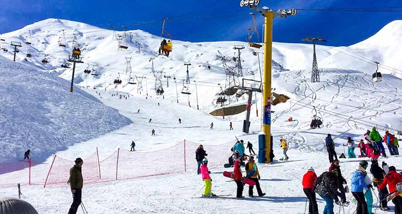 تجمع گردشگران در پیست اسکی شمشک تهران