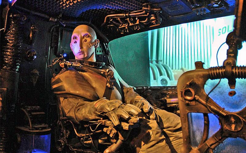 مجسمه مردی با ظاهر عجیب و فضایی در موزه سینما تورین