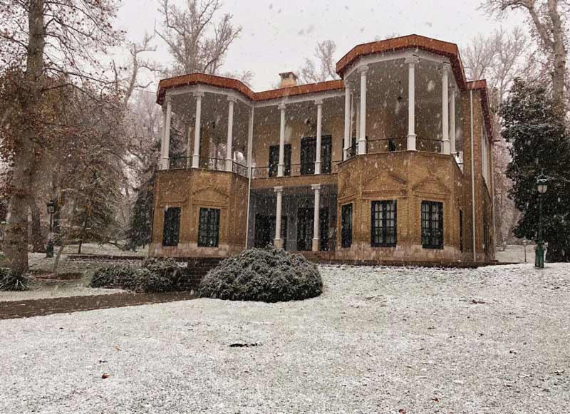 Palais Niavaran à Téhéran recouvert de neige d'en bas