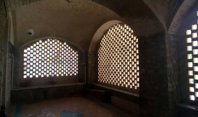 فضای داخلی مقبره بابا پیر