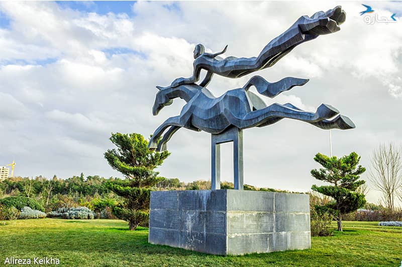 مجسمه اسب سوار در پارک آب و آتش