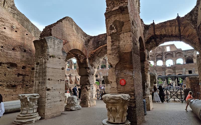 بقایای ستون ها در کولوسئوم رم