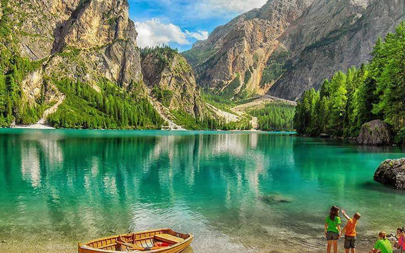 دریاچه ای با آب فیروزه ای در احاطه کوه ها در دولومیت