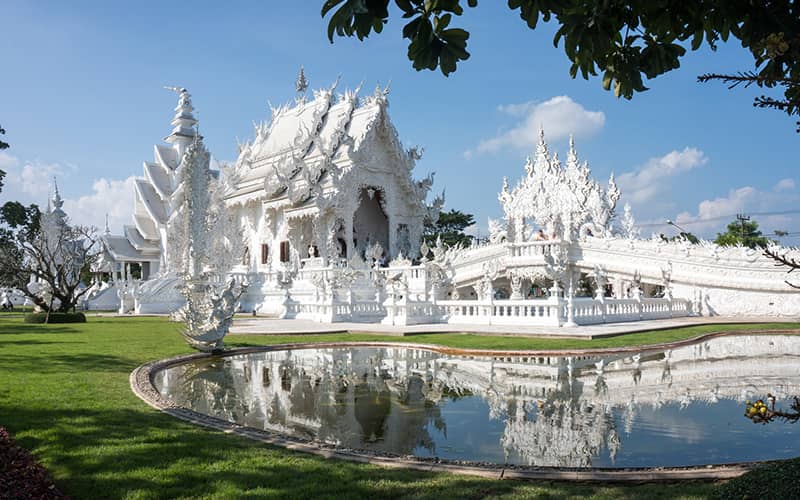 معبد سفید یا وات رانگ کان در کنار برکه آب