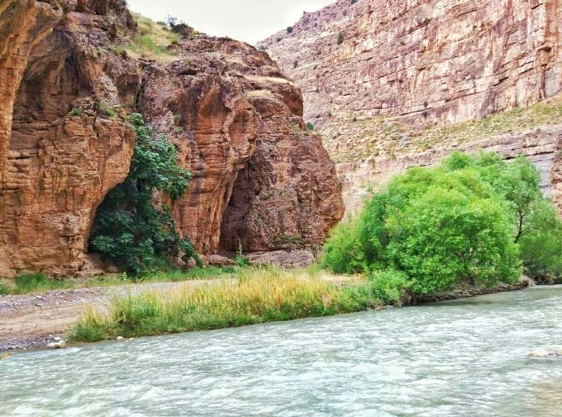ورودی دره شمخال در جوار رودخانه