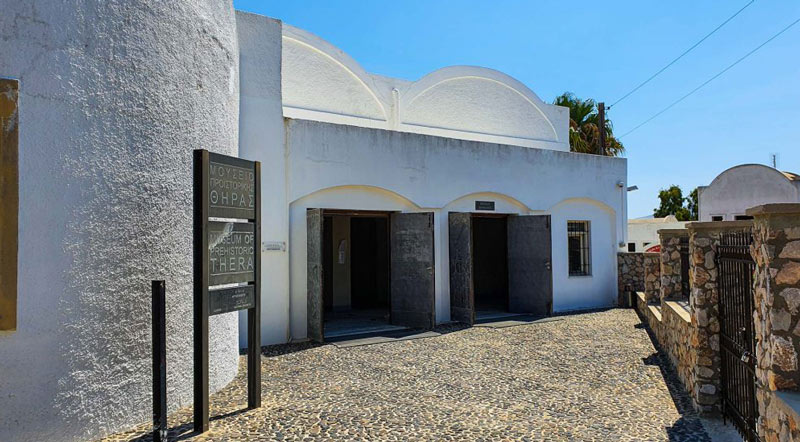 ورودی موزه پیش از تاریخ ترا با نمای سفید گنبدی