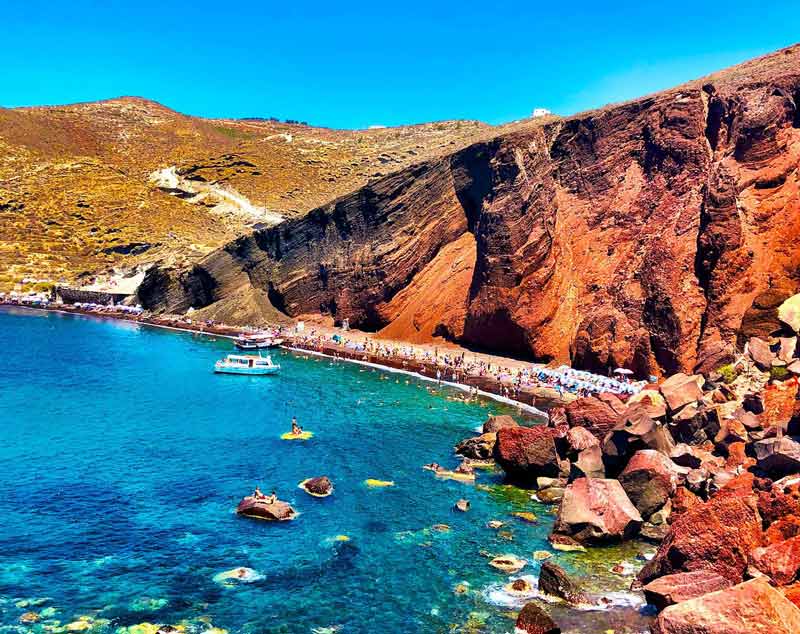 ساحل سرخ سانتورینی با صخره های قرمز از نمای دور