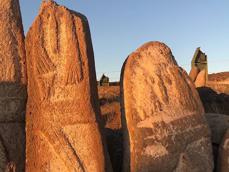 دو مجسمه سنگی بزرگ به شکل انسان در شهر یئری