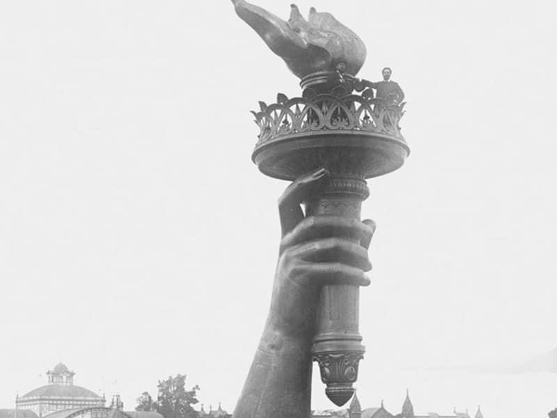 عکس سیاه و سفید از مشعل مجسمه آزادی