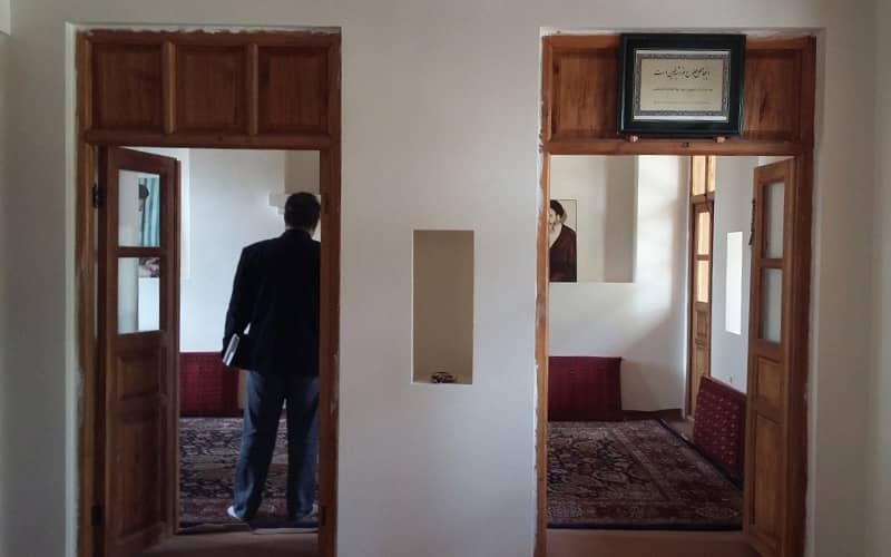 دو ورودی کوچم به اتاقی در بیت امام خمینی