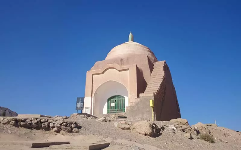 امامزاده ای مجهز به پلکان و گنبد در روستای رشم
