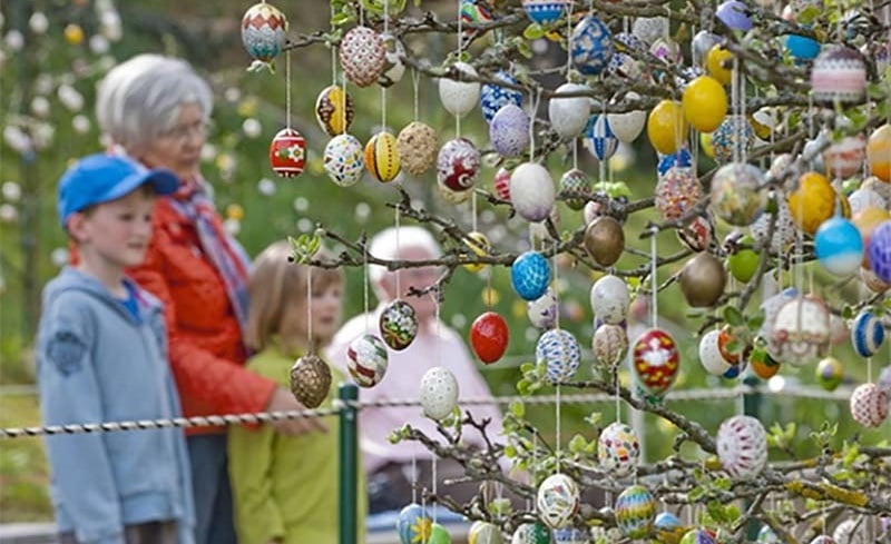 تزیین درخت با تخم‌مرغ رنگی در عید پاک مسیحیان