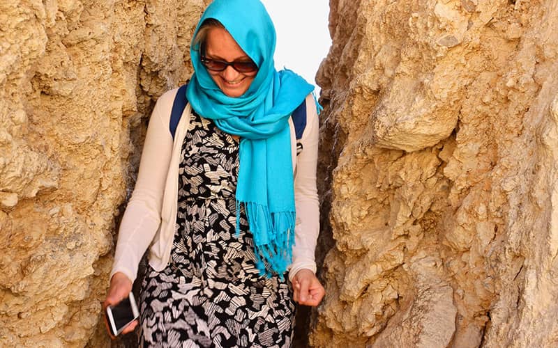 زن گردشگری با حجاب کامل در تونس