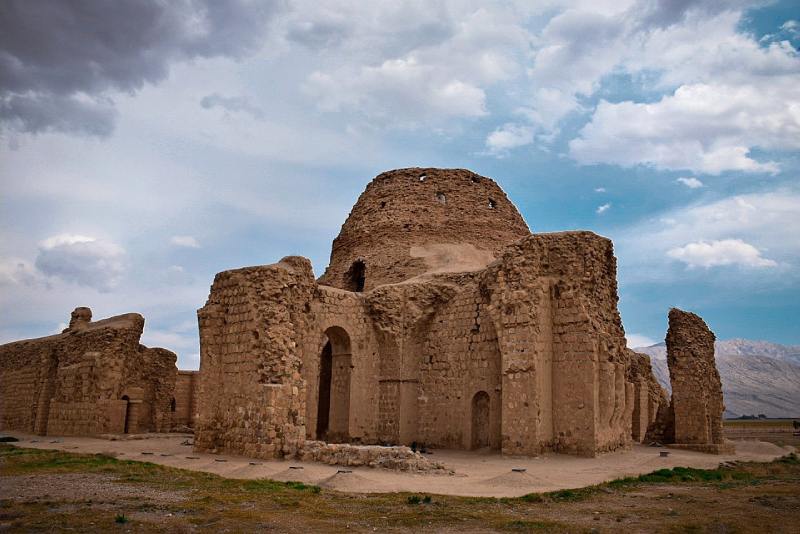 نمایی از کاخ سروستان ساسانی در استان فارس