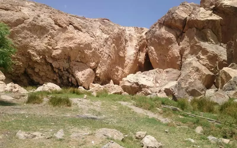 صخره ای بزرگ در روستای رشم