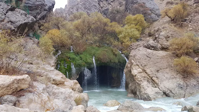 منظره پاییزی آبشار آب ملخ