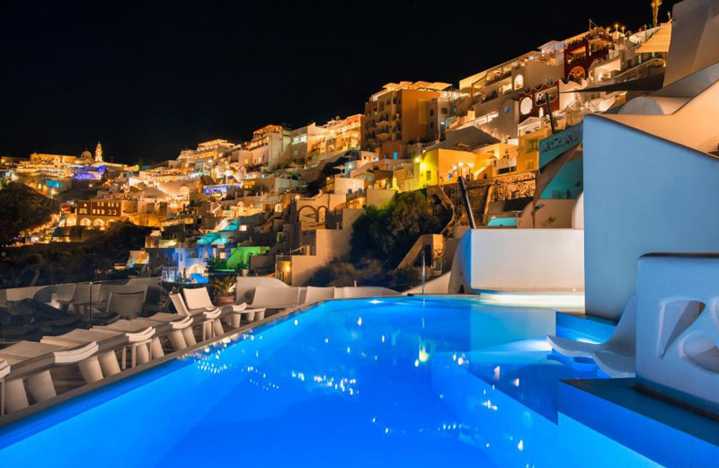 استخر هتل آتینا سانتورینی با نورپردازی جزیره در شب