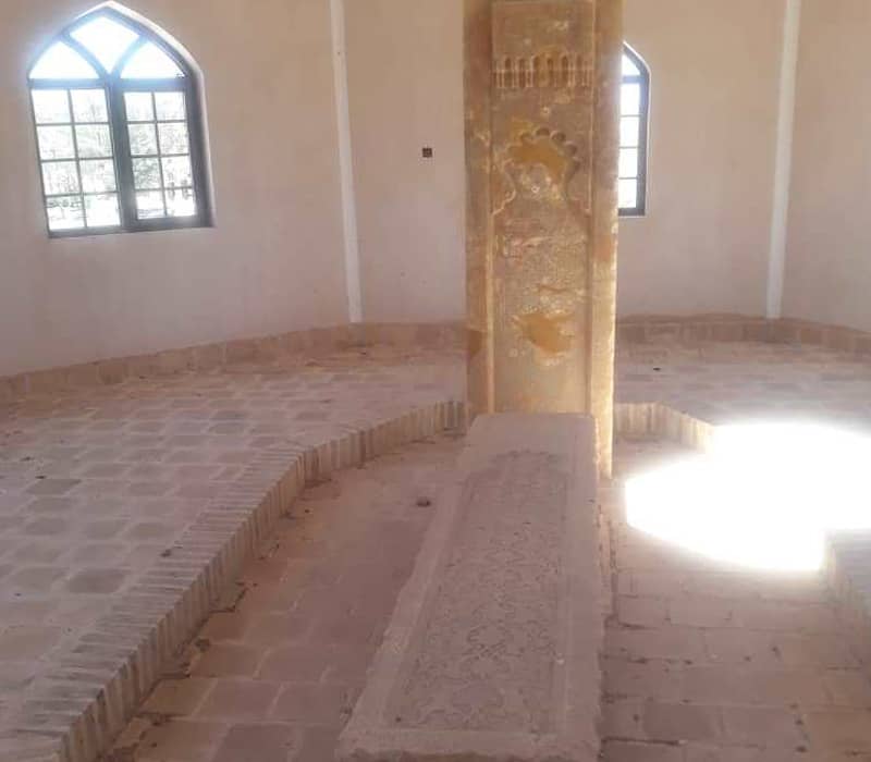 دو سنگ قبر عمودی و افقی در مقبره امیر اویس