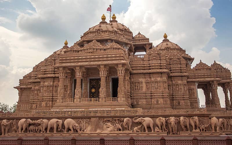 نمای معبد آکشاردام با تعداد زیادی مجسمه فیل