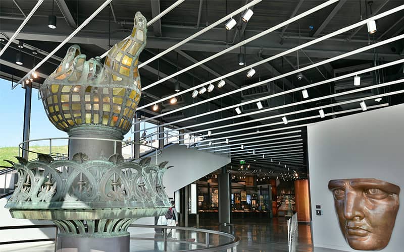 فضای داخلی موزه مجسمه آزادی با مشعل اصلی