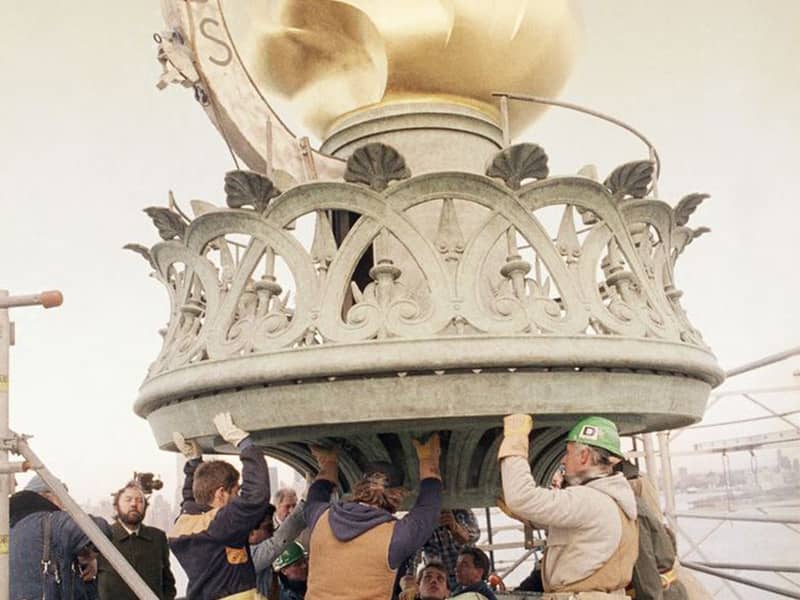 کارگران مشغول نصب مشعل در مجسمه آزادی