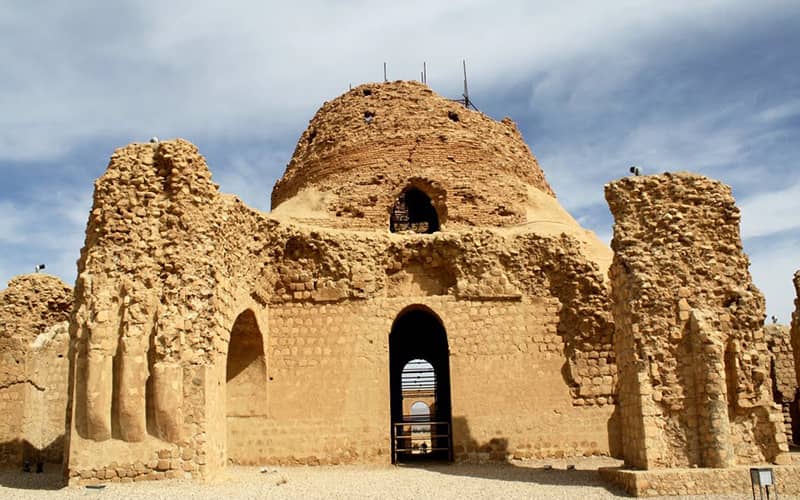 بقایای سازه ای گنبددار در مجموعه کاخ ساسانی سروستان