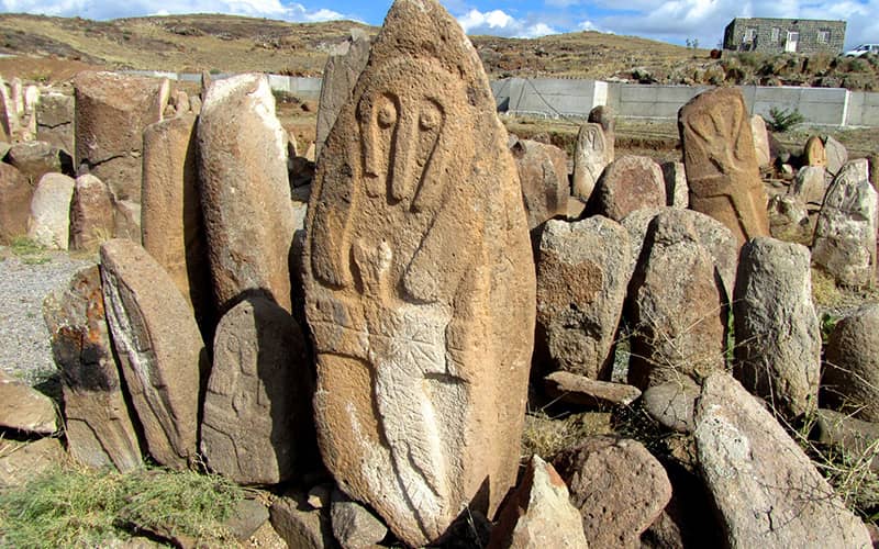 مجسمه های سنگی بزرگ و کوچک به شکل انسان در شهر یئری