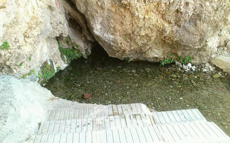چشمه ای پرآب در روستای رشم