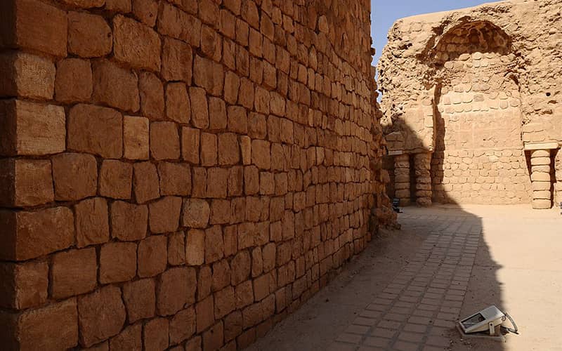 دیواری سنگی در کاخ ساسانی سروستان