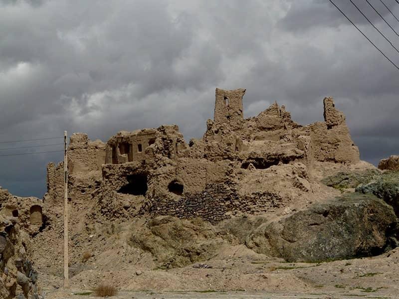 بقایای قلعه ای تاریخی در روستای افین