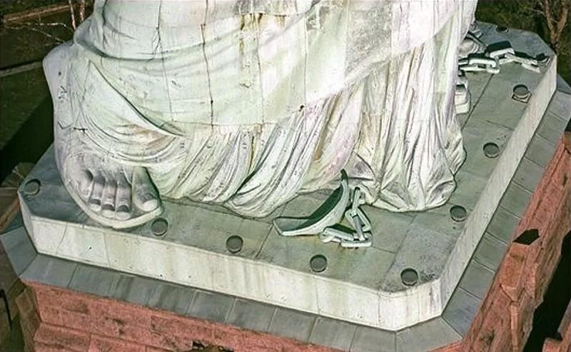زنجیر شکسته در پای مجسمه آزادی؛ منبع: upworthy.com
