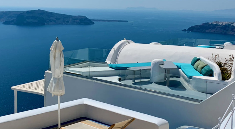 تراس هتل آسترا سانتورینی با چشم انداز دریای اژه