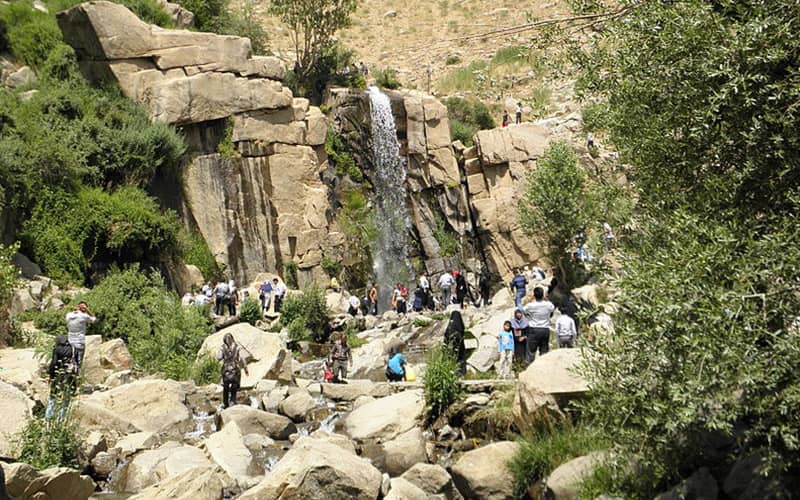 حضور تعداد زیادی گردشگر در اطراف آبشار گنجنامه