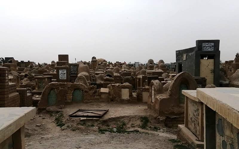 قبرهای زیادی به شکل های مختلف در وادی السلام