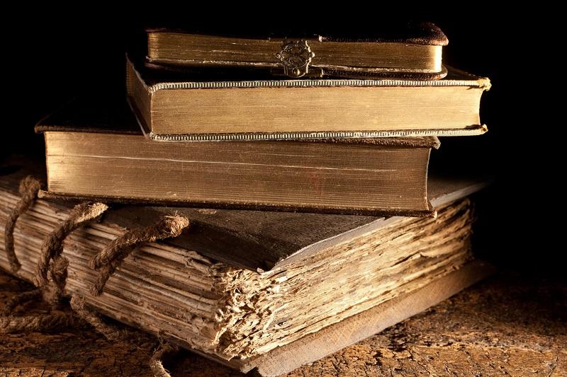کتابهای قدیمی روی هم؛ منبع: nokout.com