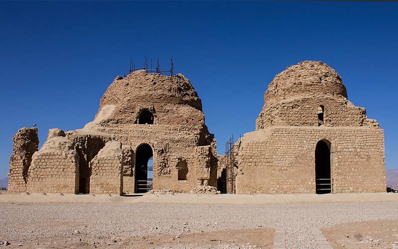 دو ساختمان گنبددار تاریخی در مجموعه کاخ ساسانی سروستان