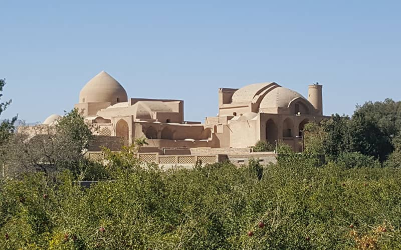 مسجد جامع اردستان با گنبدهای خشتی در محوطه ای پردرخت