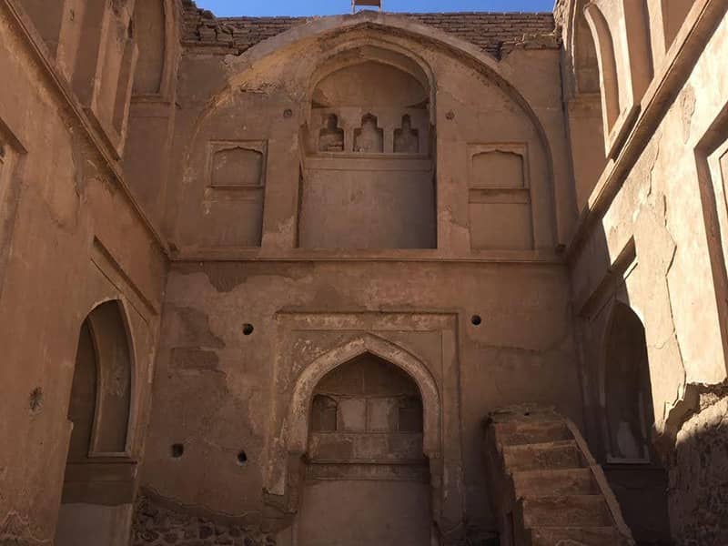 بقایای سازه ای تاریخی با چند طاق نما در روستای افین
