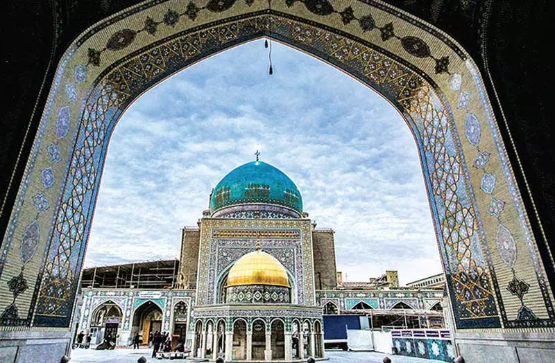 تصویر گنبد مسجد گوهرشاد از نمای زیر طاق ورودی صحن مسجد