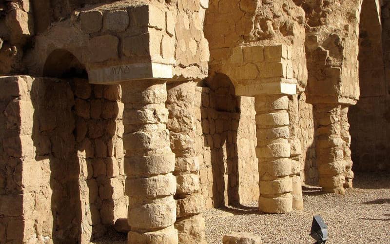 ستون‌های سنگی در کاخ ساسانی سروستان