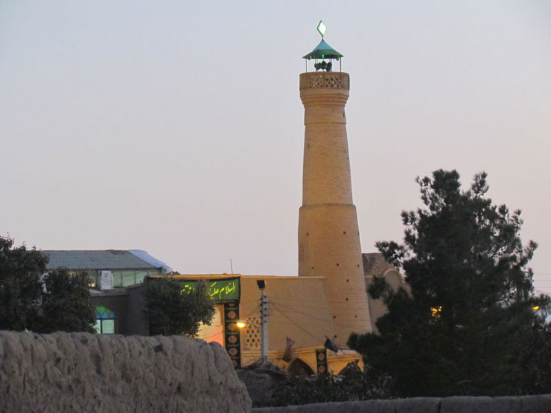 غروب خورشید و مناره مسجد جامع بافران