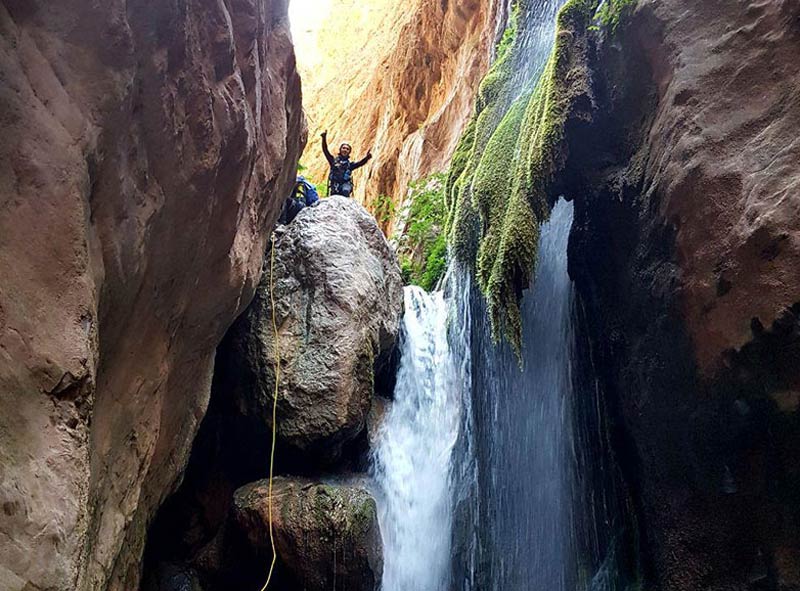 دره نورد حرفه ای بالای آبشار دره اشکاف قزوین