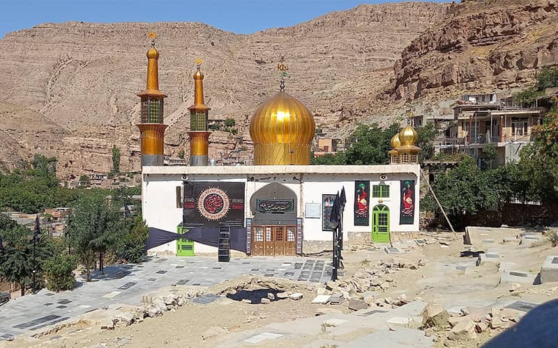 امامزاده ای با دو مناره و گنبد طلایی در روستای اسفیدان