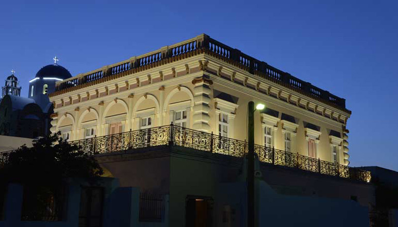عمارت آرگیروس سانتورینی با نورپردازی در شب